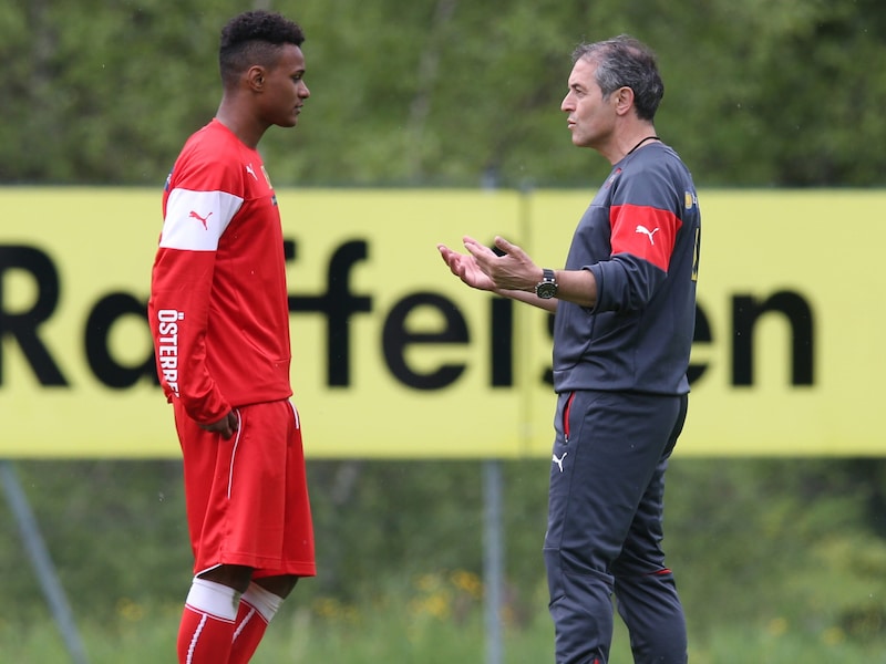 Valentino Lazaro with the then ÖFB team manager Marcel Koller (Bild: GEPA)