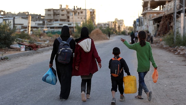 Displaced people from the town of Beit Lahiya in the north of the Gaza Strip (Bild: APA/AFP/Omar AL-QATTAA)