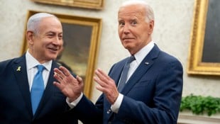 Israels Premier Benjamin Netanyahu hat bei seinem letzten Besuch in den USA nicht nur Präsident Joe Biden getroffen, sondern auch Donald Trump. Dieser behauptet, dass Netanyahu mehr auf ihn höre als auf den amtierenden US-Präsidenten. (Bild: APA/Getty Images via AFP/GETTY IMAGES/Andrew Harnik)