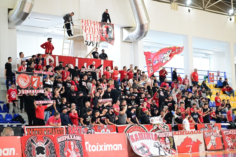 Die Ultras von Olympiakos, die dem Klub in mehreren Sportarten folgen, sorgten für tolle Stimmung. (Bild: Toni Nigg)