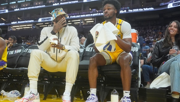 LeBron James (left) with Bronny James (Bild: Getty Images/APA/Getty Images via AFP/GETTY IMAGES/EZRA SHAW)