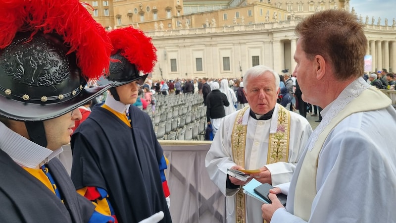 Dean Ignaz Steinwender from the parish of Zell am Ziller (center) is also in Rome. (Bild: Pfarre Zell am Ziller/Christoph Hurnaus)