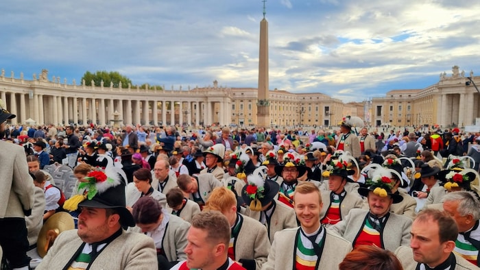 The Tyroleans traveled to Rome in several buses. 