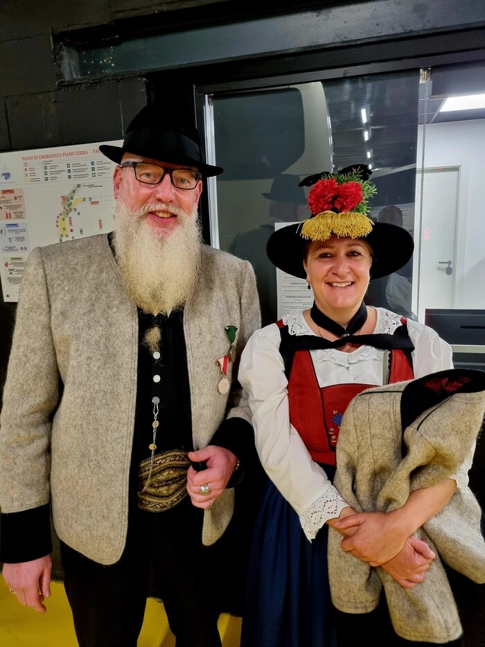Representatives of the Zell am Ziller Federal Music Band are also present.