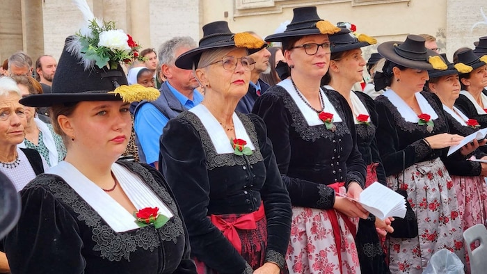 The Zillertal women in the traditional Zillertal costume.