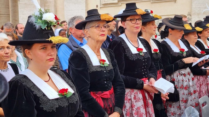 Die Zillertalerinnen in der feschen Zillertaler Tracht. (Bild: Pfarre Zell am Ziller/Christoph Hurnaus)