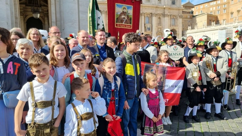 Auch viele Kinder aus dem Zillertal wollten sich dieses einmalige Ereignis nicht entgehen lassen. (Bild: Pfarre Zell am Ziller/Christoph Hurnaus)