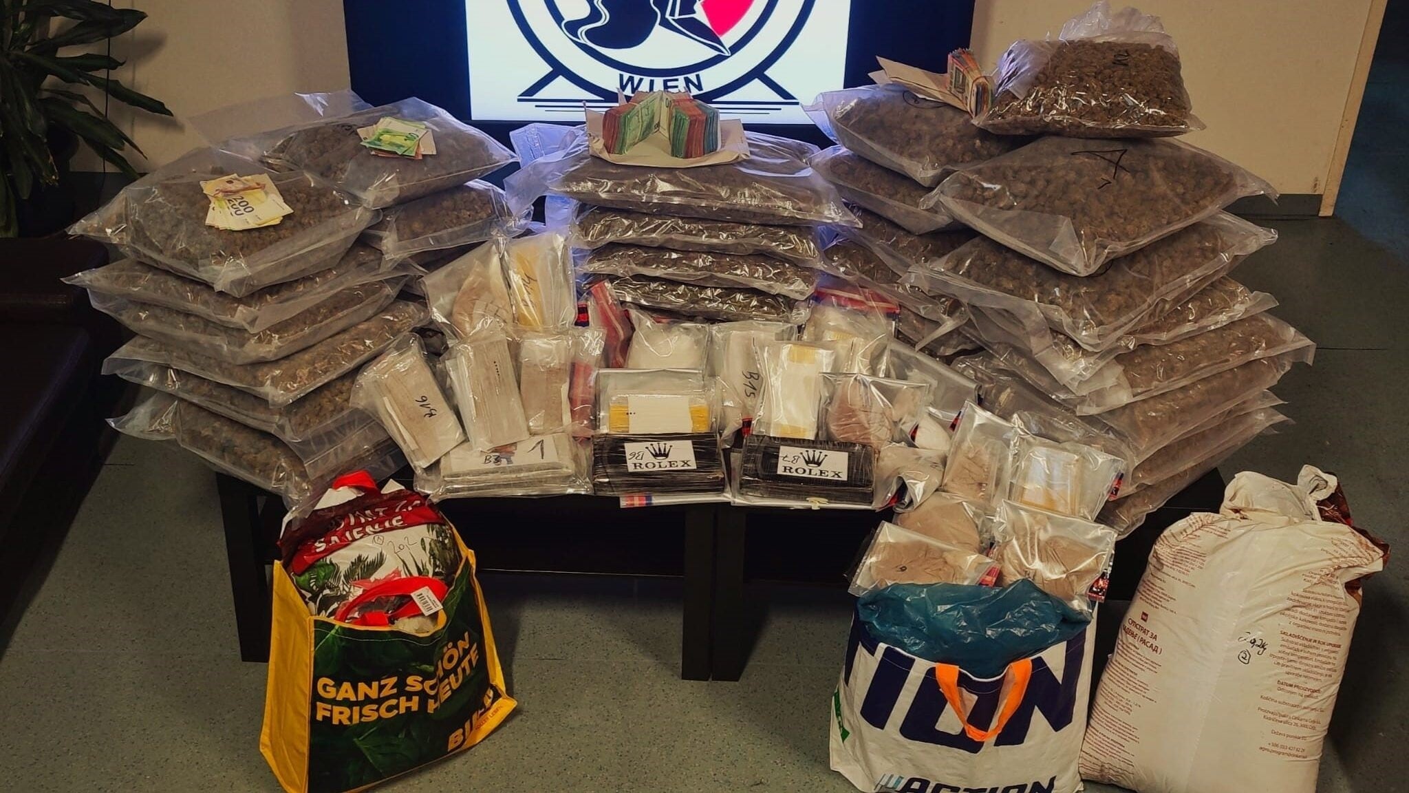 Heroin, cocaine and co. - Kilos of drugs found during raid in Vienna ...