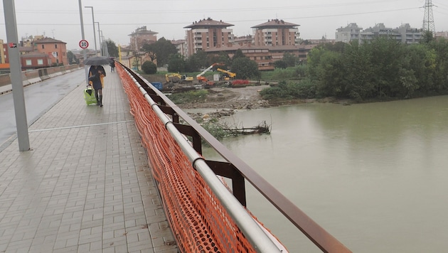 Large amounts of rain fell within a few hours. (Bild: AP/Michele Nucci/LaPresse)