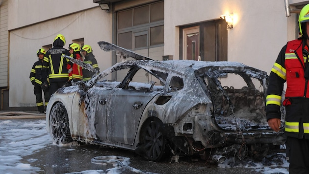 This hybrid station wagon burned down in Wolfern on Sunday. (Bild: Matthias Lauber/laumat.at)