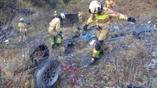 Die Feuerwehr barg das Unfallwrack am Sonntagvormittag. (Bild: FF Rauris)