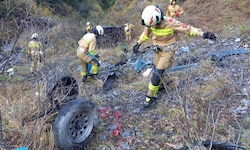 Die Feuerwehr barg das Unfallwrack am Sonntagvormittag.