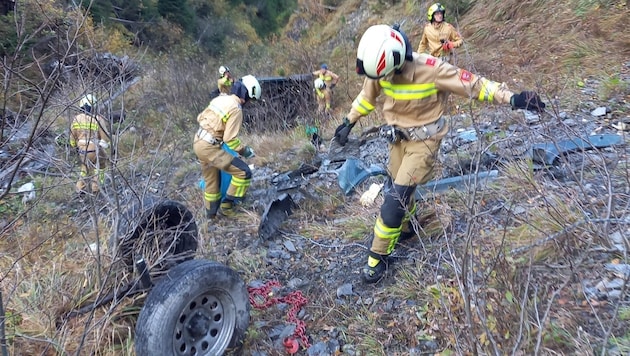 Die Feuerwehr barg das Unfallwrack am Sonntagvormittag. (Bild: FF Rauris)