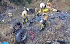 Die Feuerwehr barg das Unfallwrack am Sonntagvormittag. (Bild: FF Rauris)