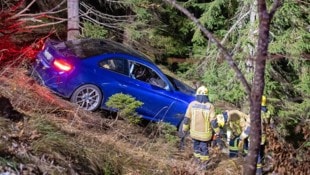 Das Auto des 20-jährigen Deutschen landete im Steilhang. (Bild: BRK Berchtesgadener Land/Angerer)