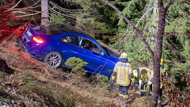 Das Auto des 20-jährigen Deutschen landete im Steilhang. (Bild: BRK Berchtesgadener Land/Angerer)