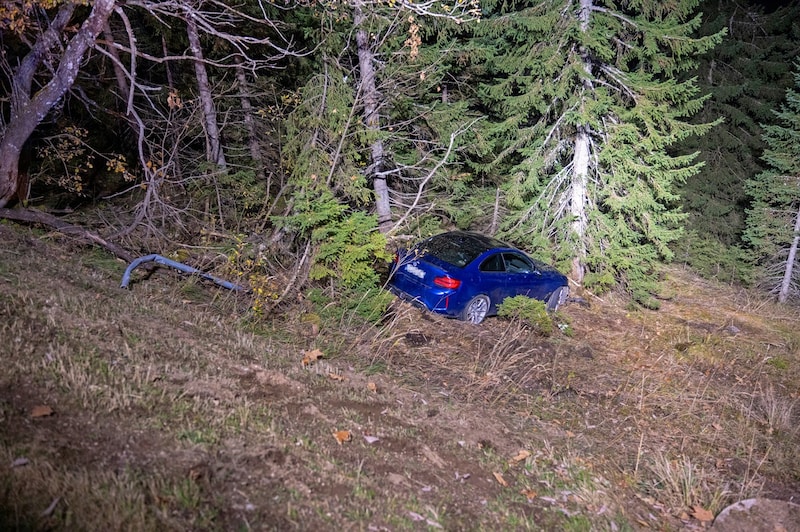 Der Pkw schlitterte etwa 20 Meter den Steilhang hinab, wo er von einer Fichte aufgefangen wurde. (Bild: BRK Berchtesgadener Land/Angerer)