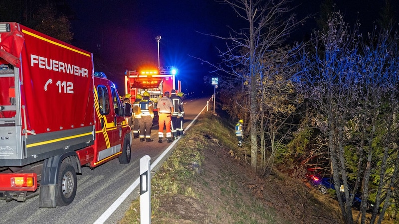 Der Pkw schlitterte etwa 20 Meter den Steilhang hinab, wo er von einer Fichte aufgefangen wurde. (Bild: BRK Berchtesgadener Land/Angerer)