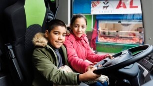 Um die Gefahr zu verstehen, nehmen bei den Workshops die Kinder selbst am Fahrersitz eines Busses Platz. (Bild: Florian Wieser)