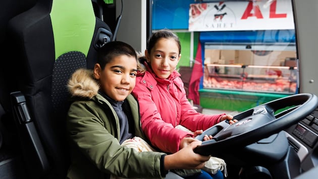 Um die Gefahr zu verstehen, nehmen bei den Workshops die Kinder selbst am Fahrersitz eines Busses Platz. (Bild: Florian Wieser)