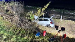 Ein beim Unfall beteiligtes Auto landete im Straßengraben. (Bild: FF Leogang)