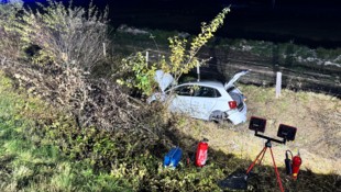 Ein beim Unfall beteiligtes Auto landete im Straßengraben. (Bild: FF Leogang)