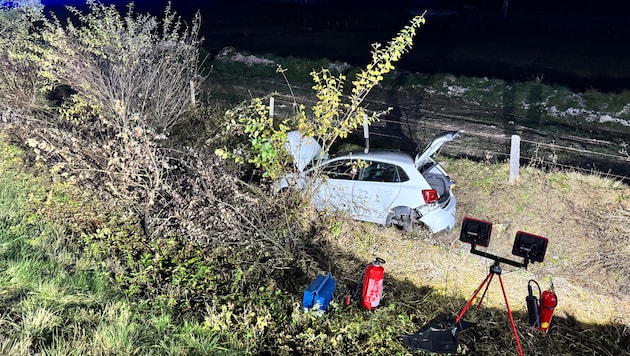 Ein beim Unfall beteiligtes Auto landete im Straßengraben. (Bild: FF Leogang)