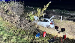 Ein beim Unfall beteiligtes Auto landete im Straßengraben. (Bild: FF Leogang)