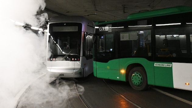 Ausgangspunkt der Übung war ein Zusammenstoß zwischen Bus und Bim in der Unterführung beim Grazer Hauptbahnhof. (Bild: Holding Graz)