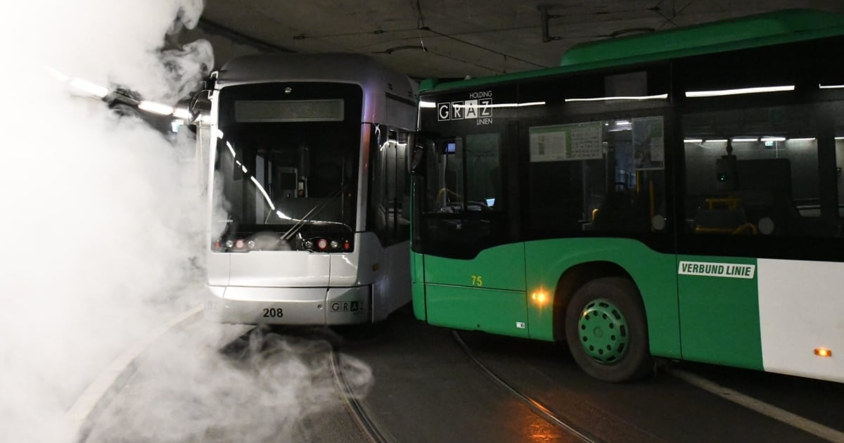 20. Oktober - Bus im Tunnel gegen Bim: Brenzlige Übung in Graz