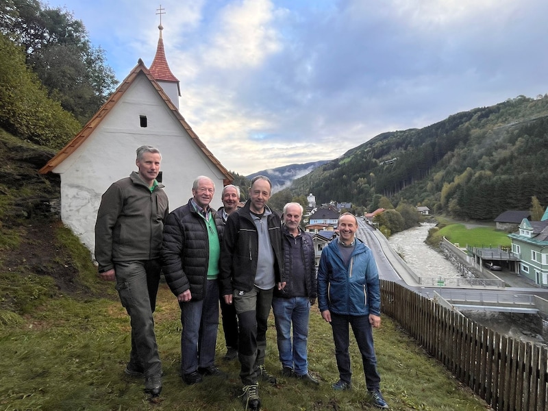 Andreas Pichorner, Franz Koch, Herbert Zweibrot, Johann Ott, Georg Schmidt, Hans Gasser, Alex Magnes, Josef Pichorner and Maria Prodinger are the owners of the church. Some of the proud owners accompanied the "Krone" to the rescued church, gave insights and also showed the real purchase contract from 1955 (Bild: Elisa Aschbacher)