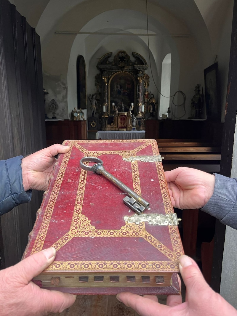 Holy books and valuable pictures can be found in the Catholic church in Eisentratten. (Bild: zvg)