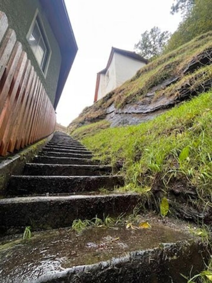 Über eine Stiege gelangt man zur Kirche. Von Touristen wird sie nicht selten bewundert. 