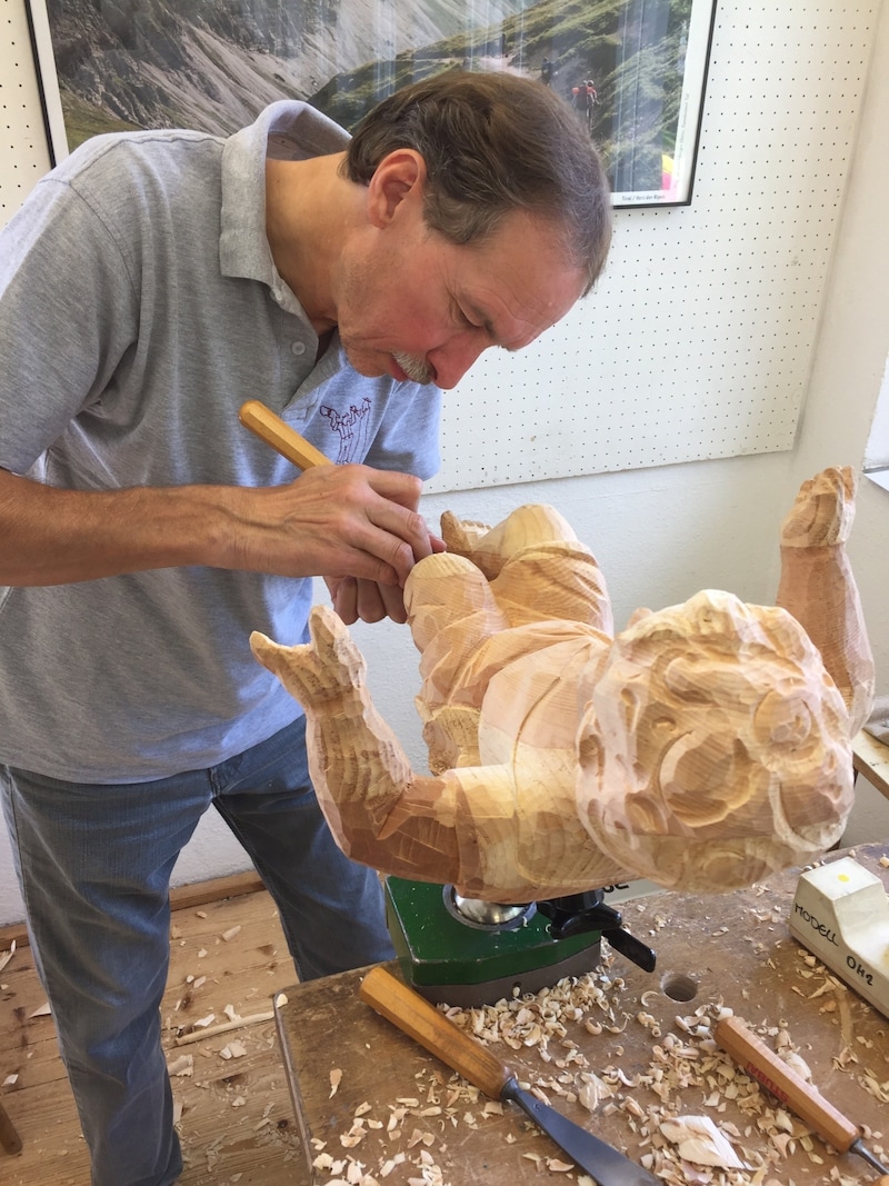 In Röhrabrunn, interested visitors could watch the artist Leopold Schiesser at work on his carvings. (Bild: ZVG Kulturvernetzung NÖ)