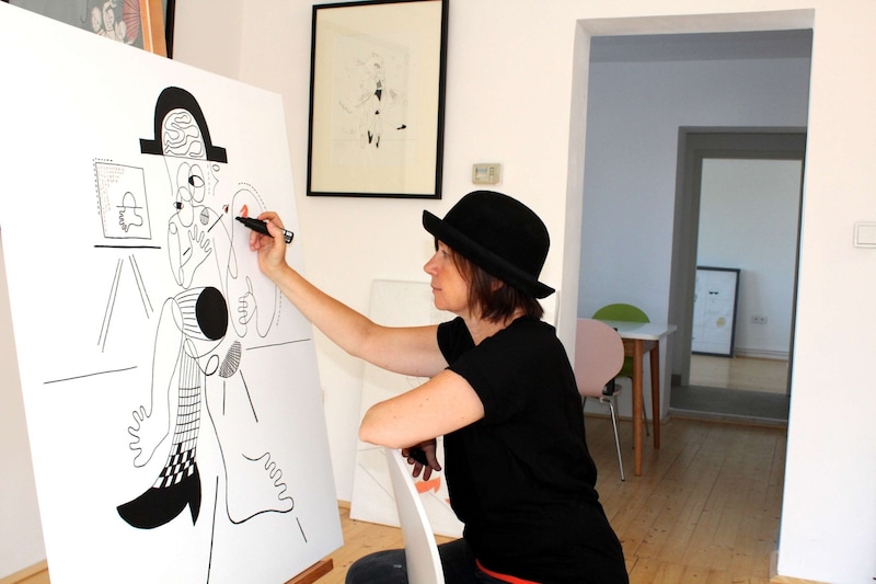 Petra Traxler at work on a current painting. (Bild: ZVG Kulturvernetzung NÖ)