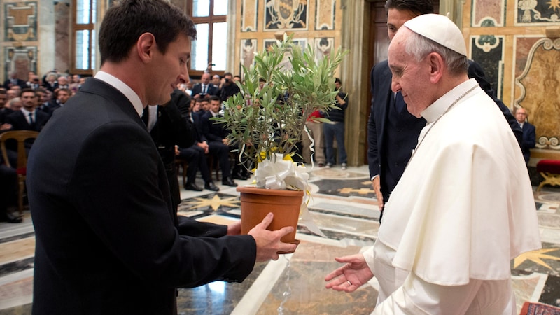 Papst Franziskus  und sein argentinischer Landsmann Lionel Messi (34) im Jahr 2013 (Bild: AFP)