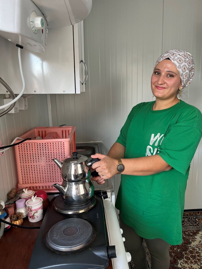 Kübra in her mini kitchen