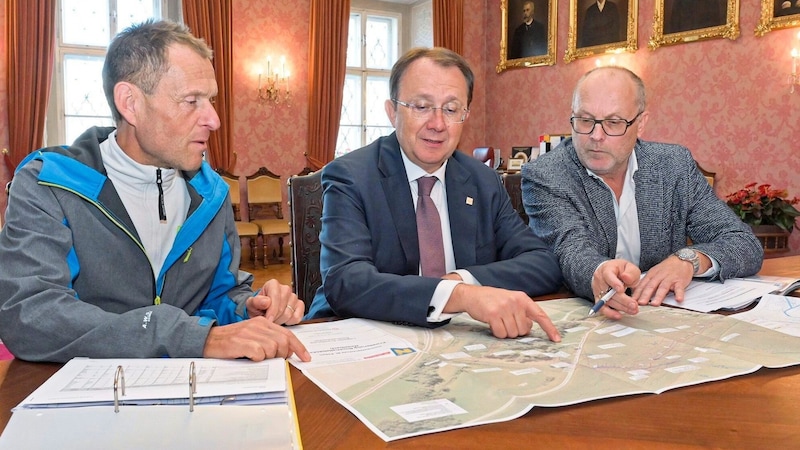 Martin Petermann, Leiter des städtischen Hochbaus (li.), und Baudirektor Wolfgang Lengauer (re.) präsentierten Bürgermeister Matthias Stadler einen Zwischenbericht der neuen Taskforce. (Bild: zVg)