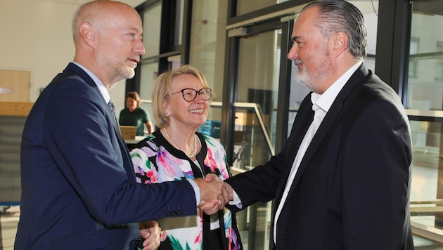 Landeshauptmann Doskozil tauscht sich mit Superintendent Jonischkeit und Superintendentialkuratorin Grabenhofer aus.  (Bild: Landesmedienservice Burgenland)