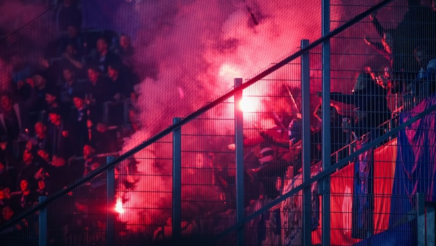 Djurgardens fans caused the game to be interrupted. (Bild: GEPA)