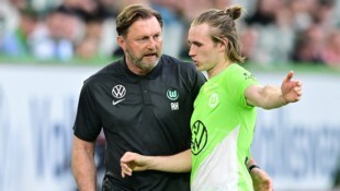 Patrick Wimmer (r.) musste gegen Werder Bremen mit Rot vom Platz.