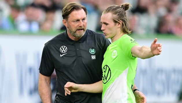 Patrick Wimmer (r.) musste gegen Werder Bremen mit Rot vom Platz.