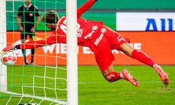 Niklas Hedl rettet auf der Linie – oder dahinter?