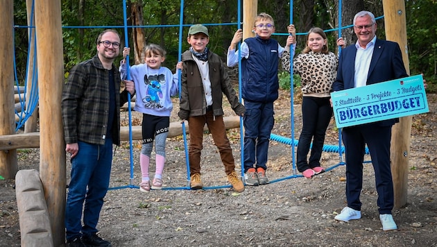 Mayor Thomas Steiner (right), his deputy Istvan Deli and enthusiastic kids at the first trial gallop. (Bild: zVg)