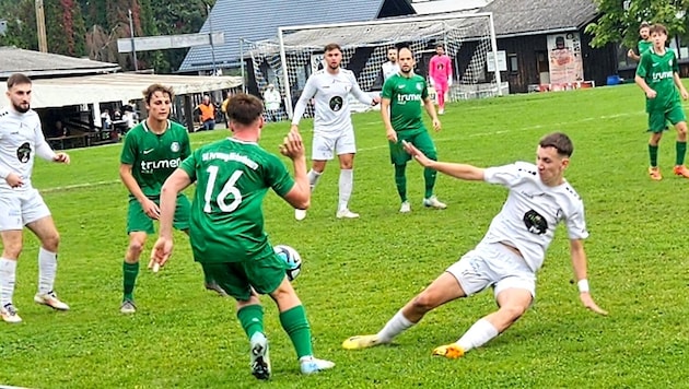 Real derby fight in the top match between Oberndorf (in white) and Perwang/Michaelbeuern. (Bild: SG Perwang/Michaelbeuern)