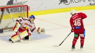 KAC-Stürmer Johannes Bischofberger bezwingt Salzburg-Goalie Tolvanen mit seinem Penaltyschuss – die Rotjacken gewinnen 3:2. (Bild: GEPA pictures)