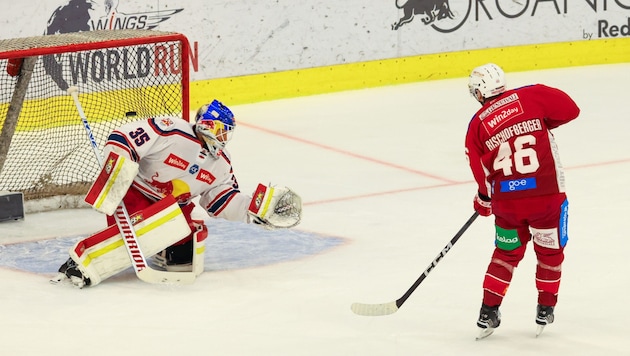 KAC-Stürmer Johannes Bischofberger bezwingt Salzburg-Goalie Tolvanen mit seinem Penaltyschuss – die Rotjacken gewinnen 3:2. (Bild: GEPA pictures)