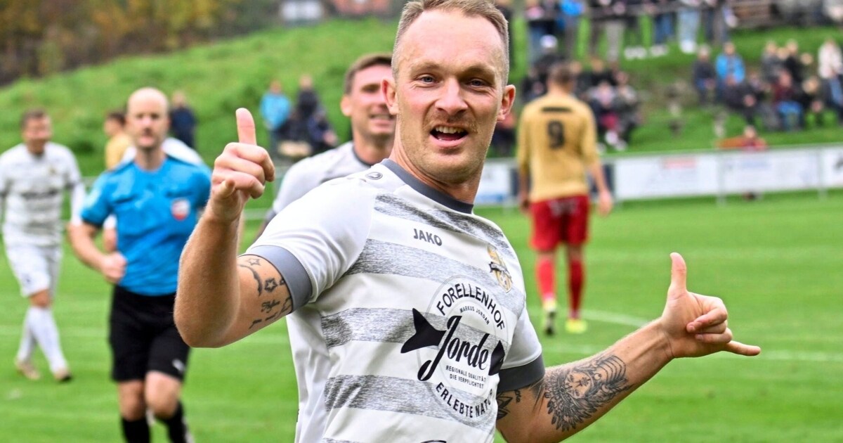 In the wrong jerseys! This Carinthian League coach throws in the