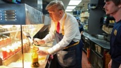 Donald Trump filled golden brown fries, saying, "It actually takes great expertise to do it right and do it fast." (Bild: AP)