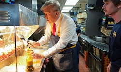 Donald Trump füllte goldbraune Pommes ab, sagte: „Es braucht tatsächlich große Expertise, um es ...